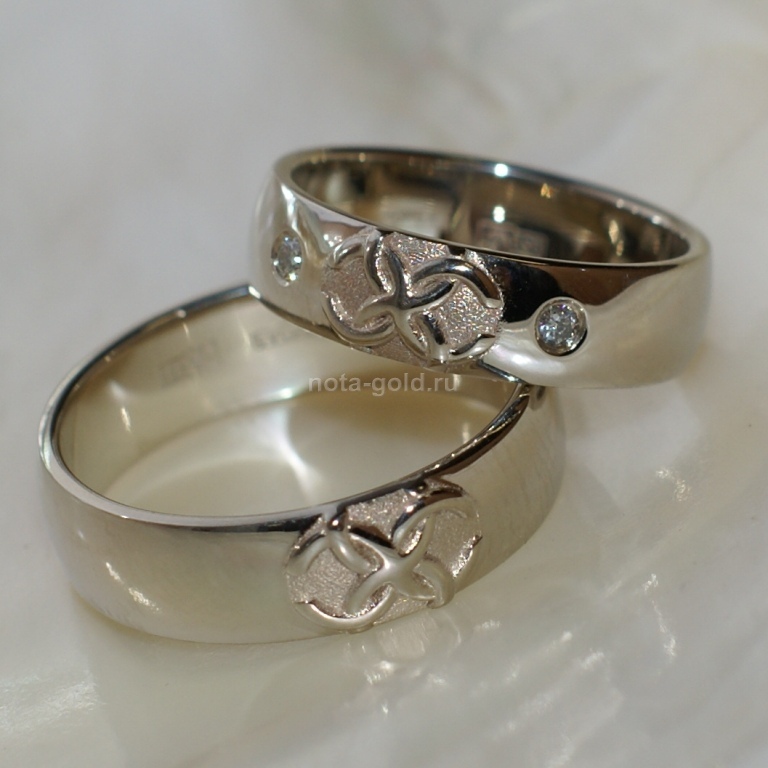 Ювелирная мастерская Nota-Gold изготовила на заказ обручальные кольца со свадебником.