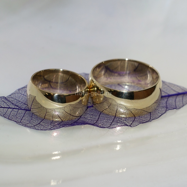 Ювелиры мастерской Nota-Gold изготовили на заказ классические обручальные кольца.