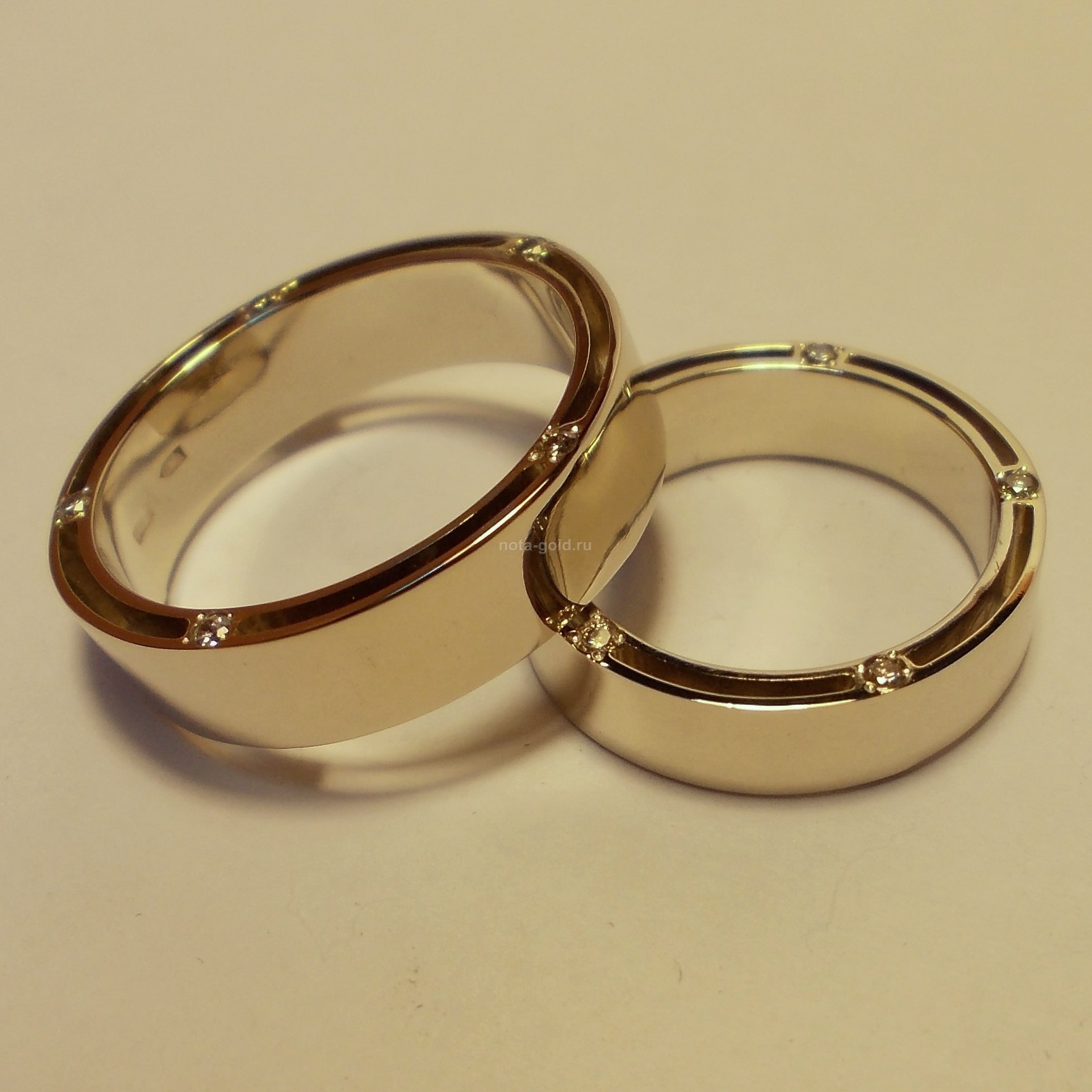 Ювелирная мастерская Nota-Gold изготовила на заказ эксклюзивные обручальные кольца.