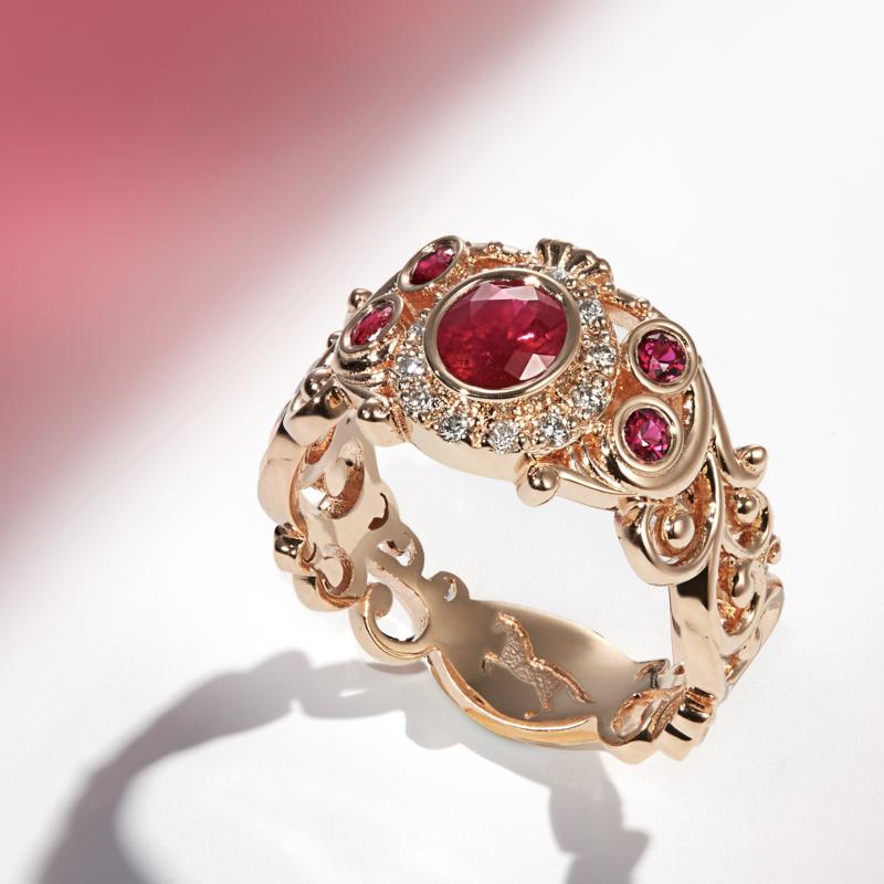 Женское кольцо из красного золота с рубинами и бриллиантами