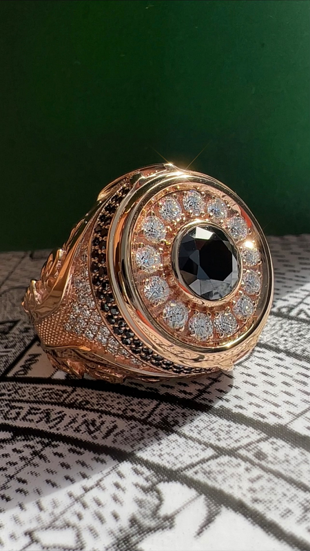 Золотая печатка-перстень с большим чёрным бриллиантом и россыпью бриллиантов вокруг