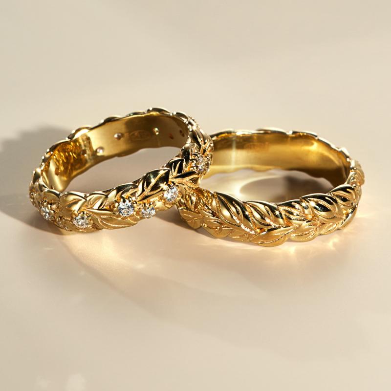 Золотые обручальные кольца листья с бриллиантами в женском кольце