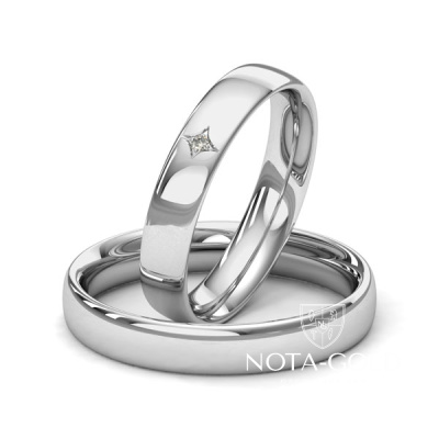 Классические узкие глянцевые платиновые обручальные кольца с бриллиантом в женском кольце (Вес пары: 16 гр.)