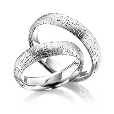 Выпуклые платиновые обручальные кольца с текстурной из ортогональных насечек (Вес пары: 16 гр.)