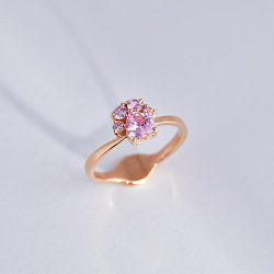 Женское кольцо с розовыми фианитами в виде лапки (Вес 2,4 гр.)
