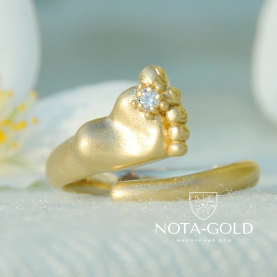 Кольцо ножка младенца с бриллиантом из матового жёлтого золота (Вес: 6 гр.)