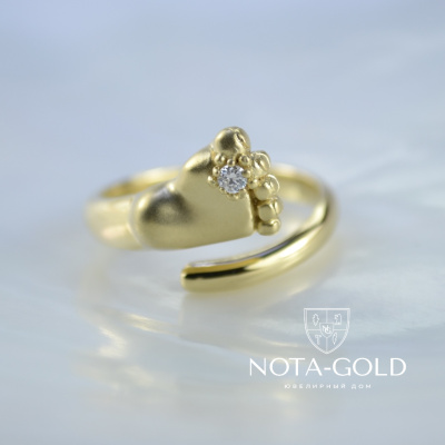 Матовое кольцо с пяточкой младенца из жёлтого золота 585 пробы вставка фианит (Вес: 6 гр.)