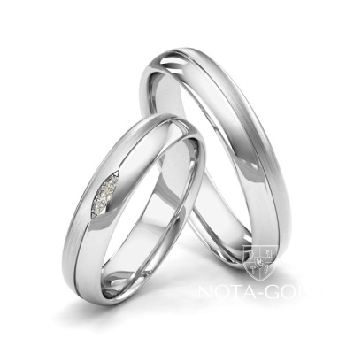 Узкие выпуклые платиновые обручальные кольца с тремя бриллиантами в женском кольце (Вес пары: 16 гр.)