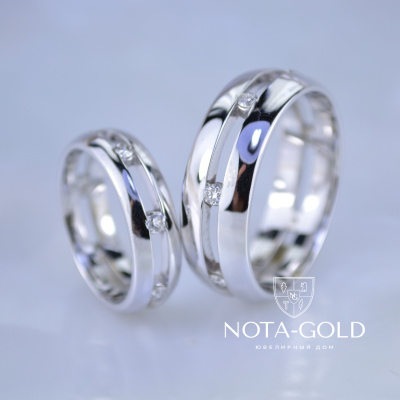 Гладкое обручальное кольцо из белого золота с прорезью в которой закреплены бриллианты (Вес пары: 9 гр.)
