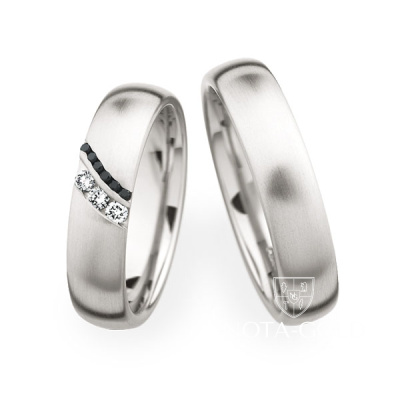 Выпуклые платиновые обручальные кольца с шероховатой поверхностью и бриллиантами в женском кольце (Вес пары: 18 гр.)