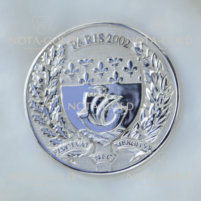 Подарочная медаль монета из серебра с позолотой и гербом Парижа и гравировкой flvctivat nec mergitve (Вес 21 гр.)