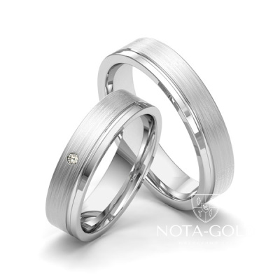 Узкие платиновые обручальные кольца с шероховатой и гладкой поверхностью и бриллиантом в женском кольце (Вес пары: 16 гр.)
