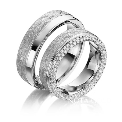 Платиновые обручальные кольца с двойной дорожкой бриллиантов в женском кольце (Вес пары: 45 гр.)