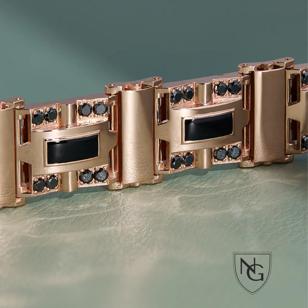 Браслет из красного золота с черными бриллиантами и ониксом