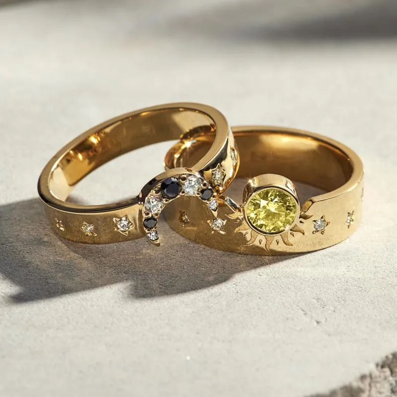 Парные обручальные кольца Солнце и Луна из жёлтого золота с драгоценными камнями