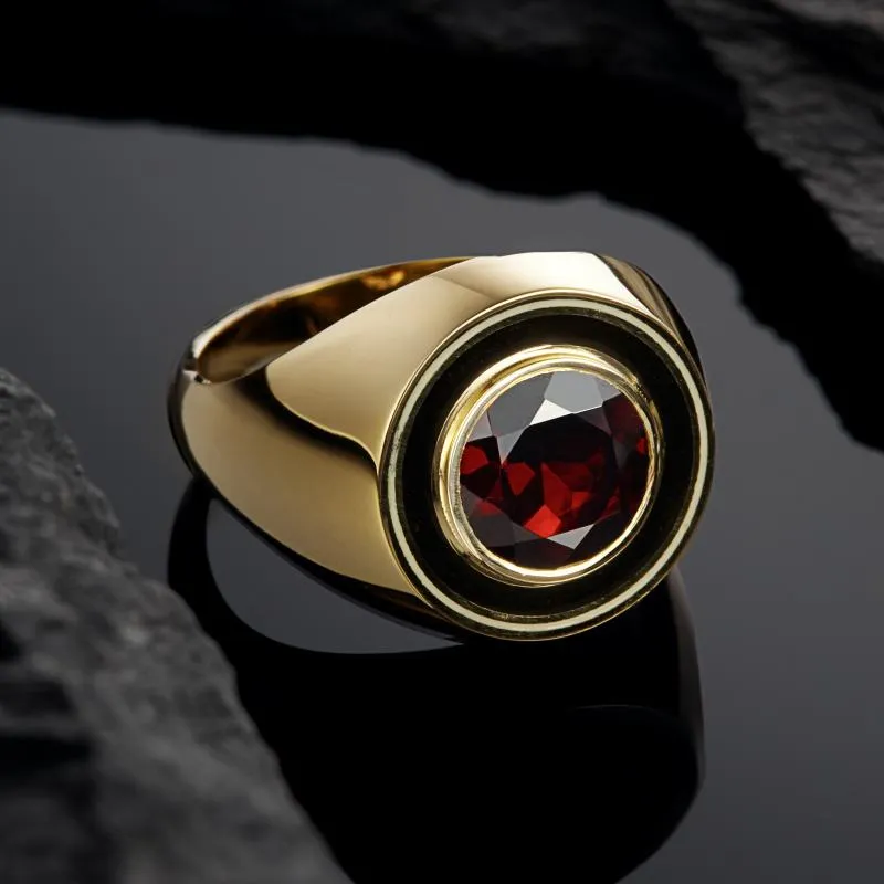 Мужское кольцо из желтого золота с круглым гранатом и черной эмалью