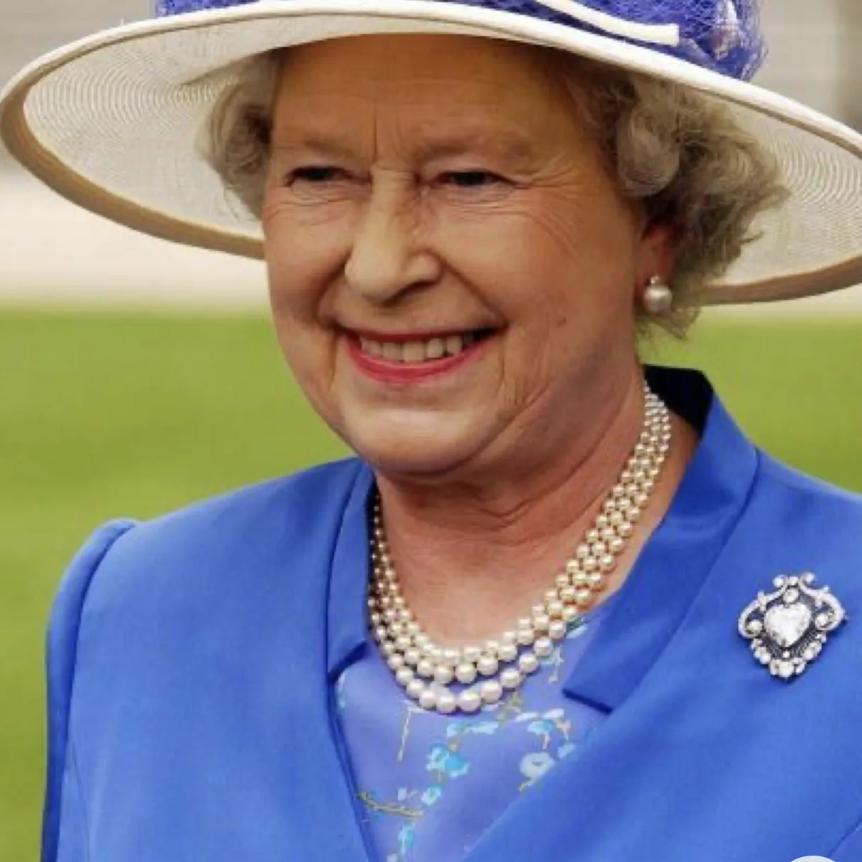 Женское кольцо с бриллиантом сердце из желтого золота с черной эмалью