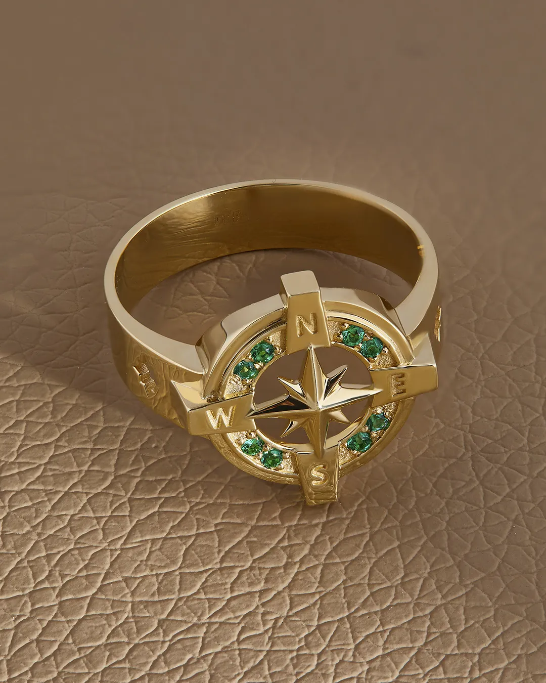 Золотая печатка Роза Ветров с изумрудами