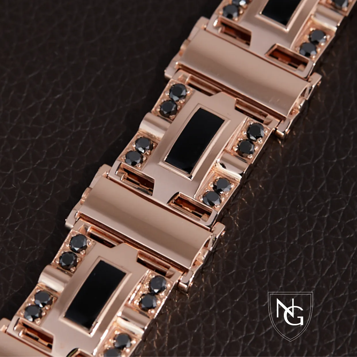 Браслет из красного золота с черными бриллиантами и ониксом