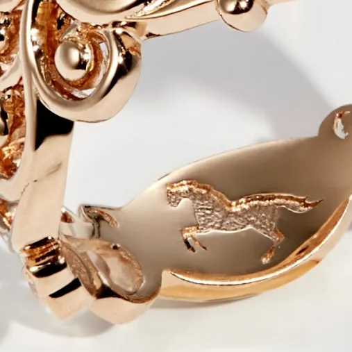 Женское кольцо из красного золота с рубинами и бриллиантами