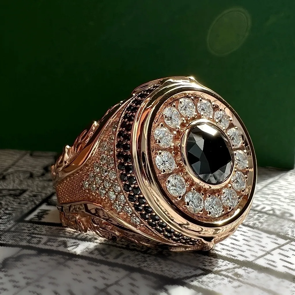 Золотой перстень с большим чёрным бриллиантом и россыпью бриллиантов вокруг Золотой перстень с большим чёрным бриллиантом и россыпью бриллиантов вокруг