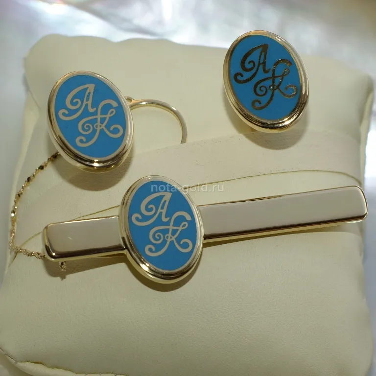 Ювелирная мастерская Nota-Gold изготовила на заказ золотой зажим для галстука и запонки.