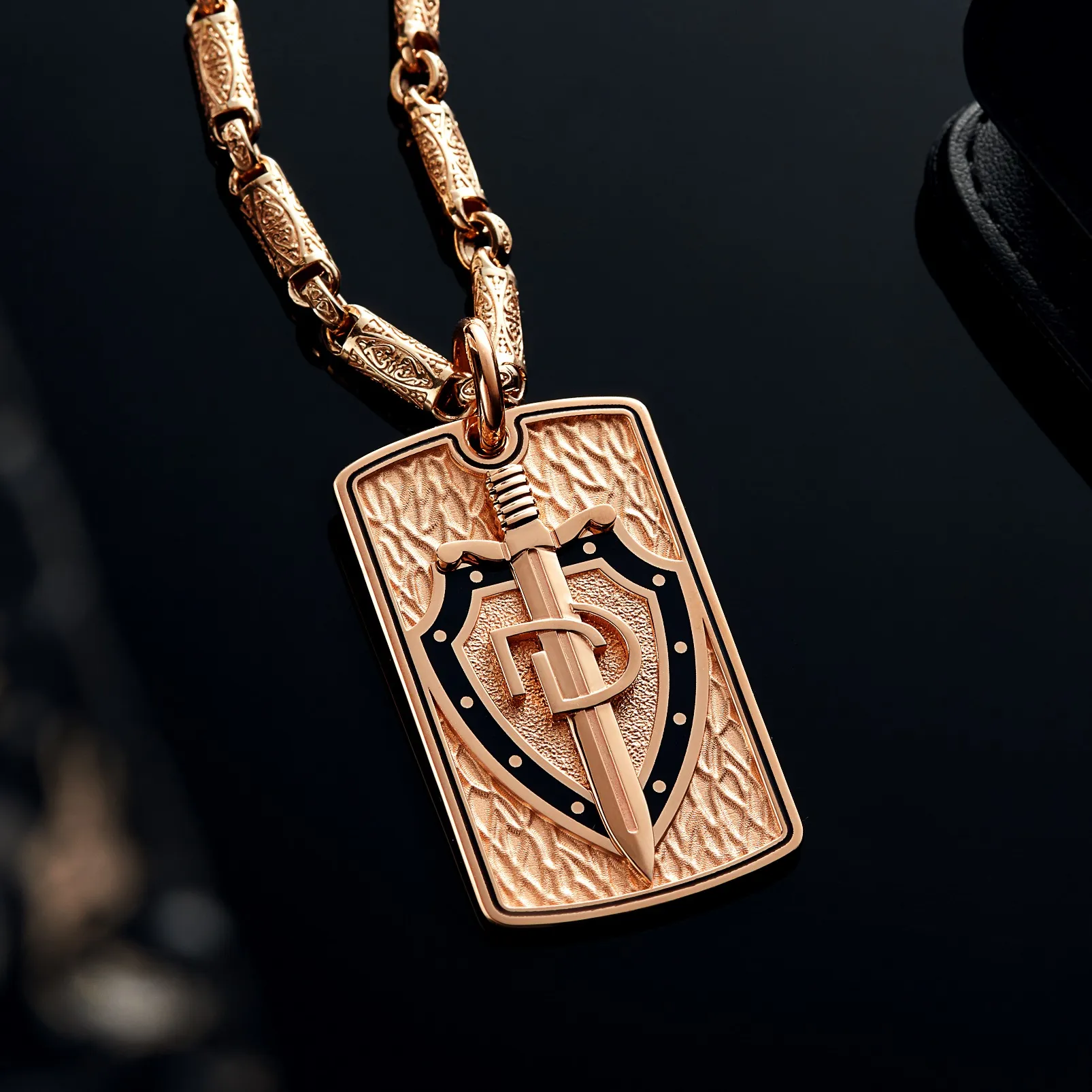 Подвеска жетон Щит и Меч из красного золота Подвеска жетон Щит и Меч из красного золота