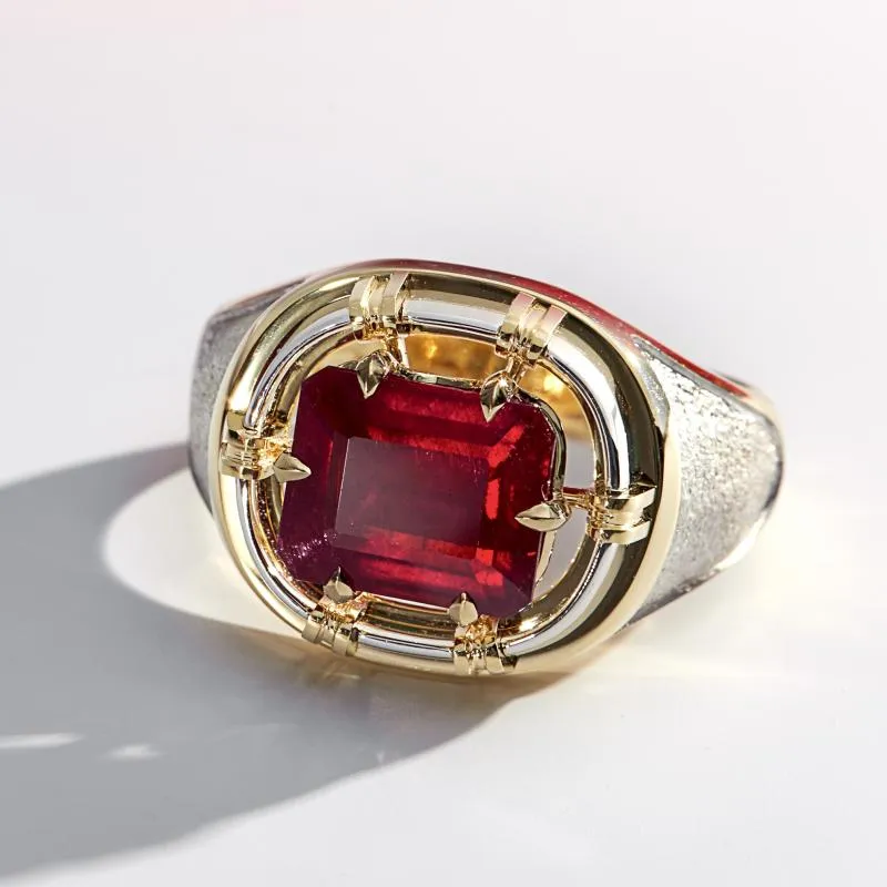 Перстень из желтого и белого золота с рубином огранки октагон