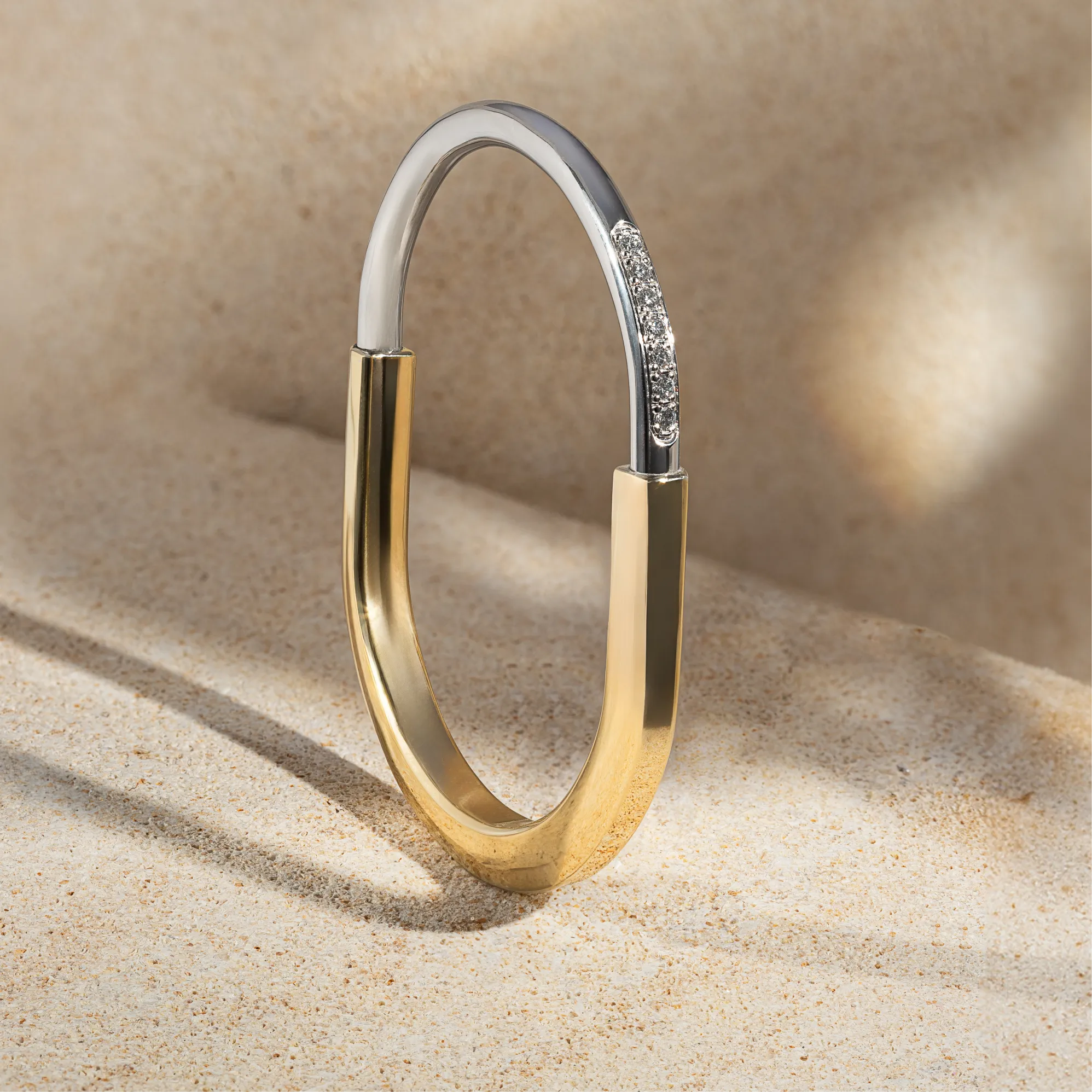 Браслет скоба из двух видов золота с бриллиантами Браслет скоба из двух видов золота с бриллиантами