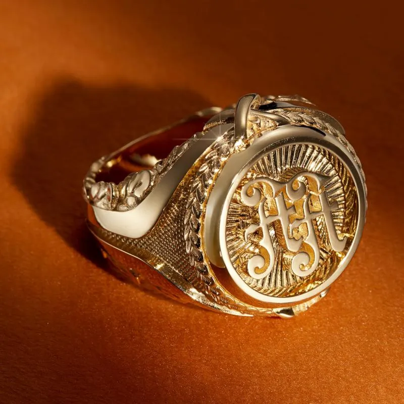 Перстень-печатка из желтого золота с монограммой