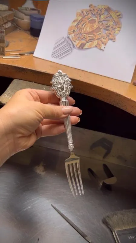 Серебряный столовый прибор с семейным гербом