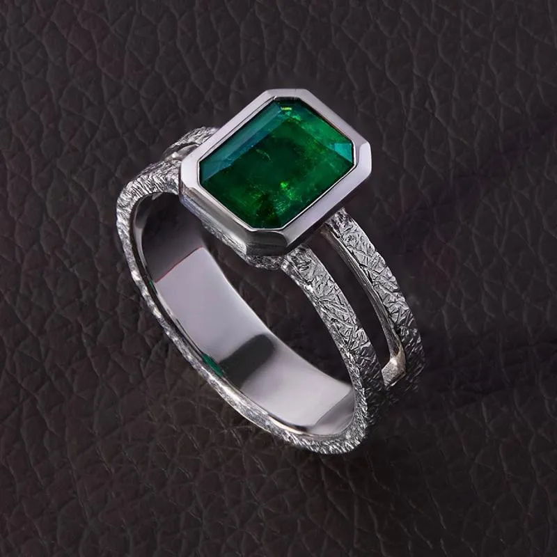 Мужское кольцо из белого золота с изумрудом