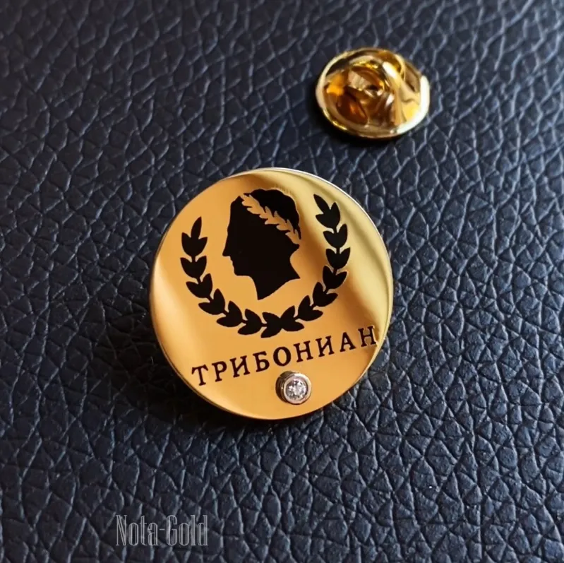 Золотой значок с бриллиантом