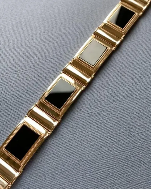 Широкий золотой мужской браслет с агатами и инициалами на замке