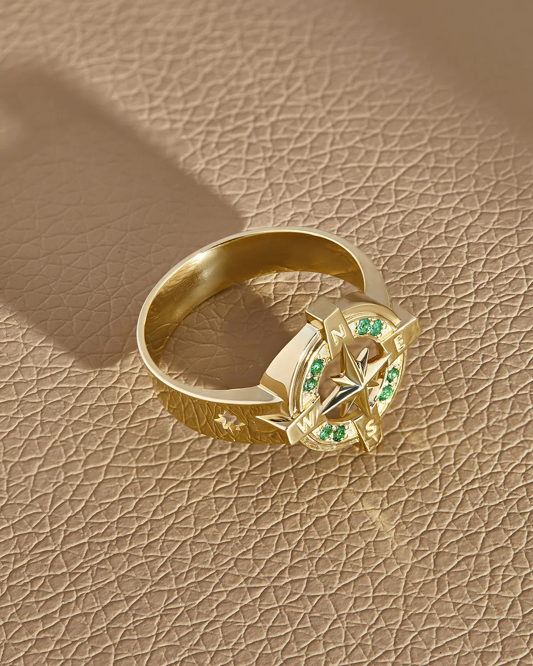 Золотая печатка Роза Ветров с изумрудами