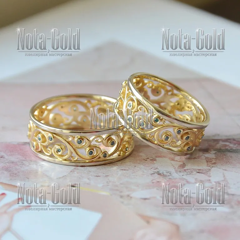 Ювелирная мастерская Nota-Gold изготовила узорные обручальные кольца из желтого золота с изумрудами