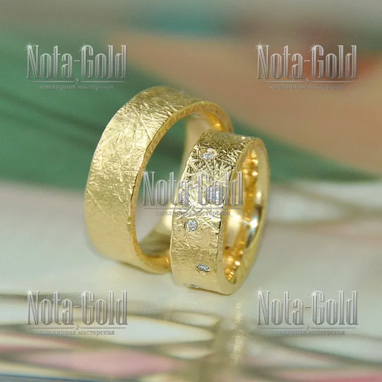 Ювелирная мастерская Nota-Gold изготовила парные золотые обручальные кольца на заказ.