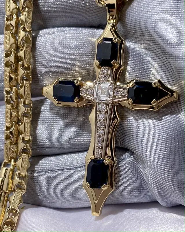 Остроконечный нательный крест из желтого золота с бриллиантами и сапфирами