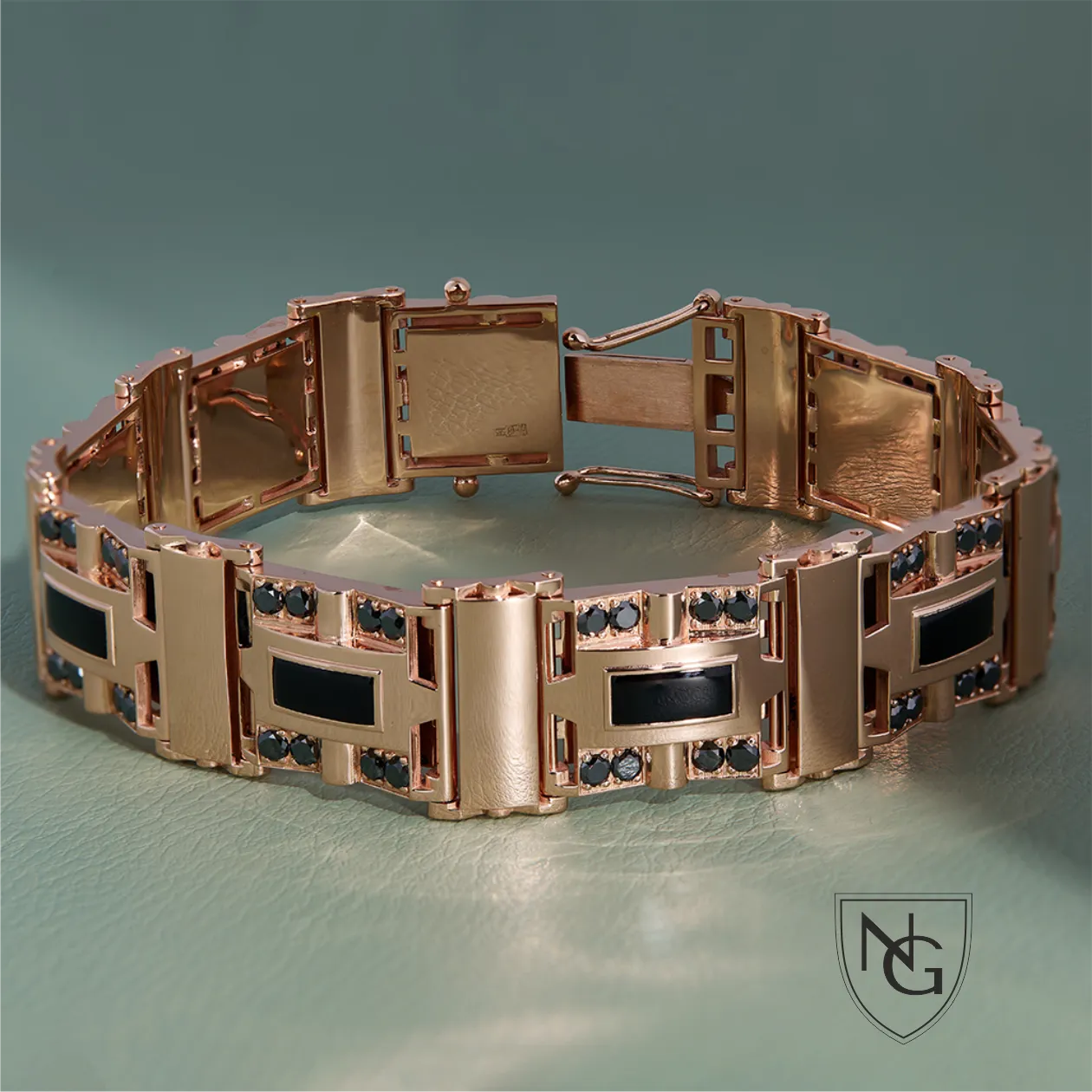 Браслет из красного золота с черными бриллиантами и ониксом