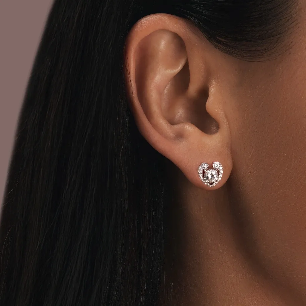 Серьги пусеты из белого золота в виде сердечка с бриллиантами Серьги пусеты из белого золота в виде сердечка с бриллиантами