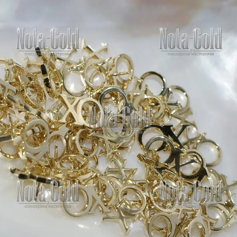 Ювелирная мастерская Nota-Gold изготовила на заказ золотые значки.