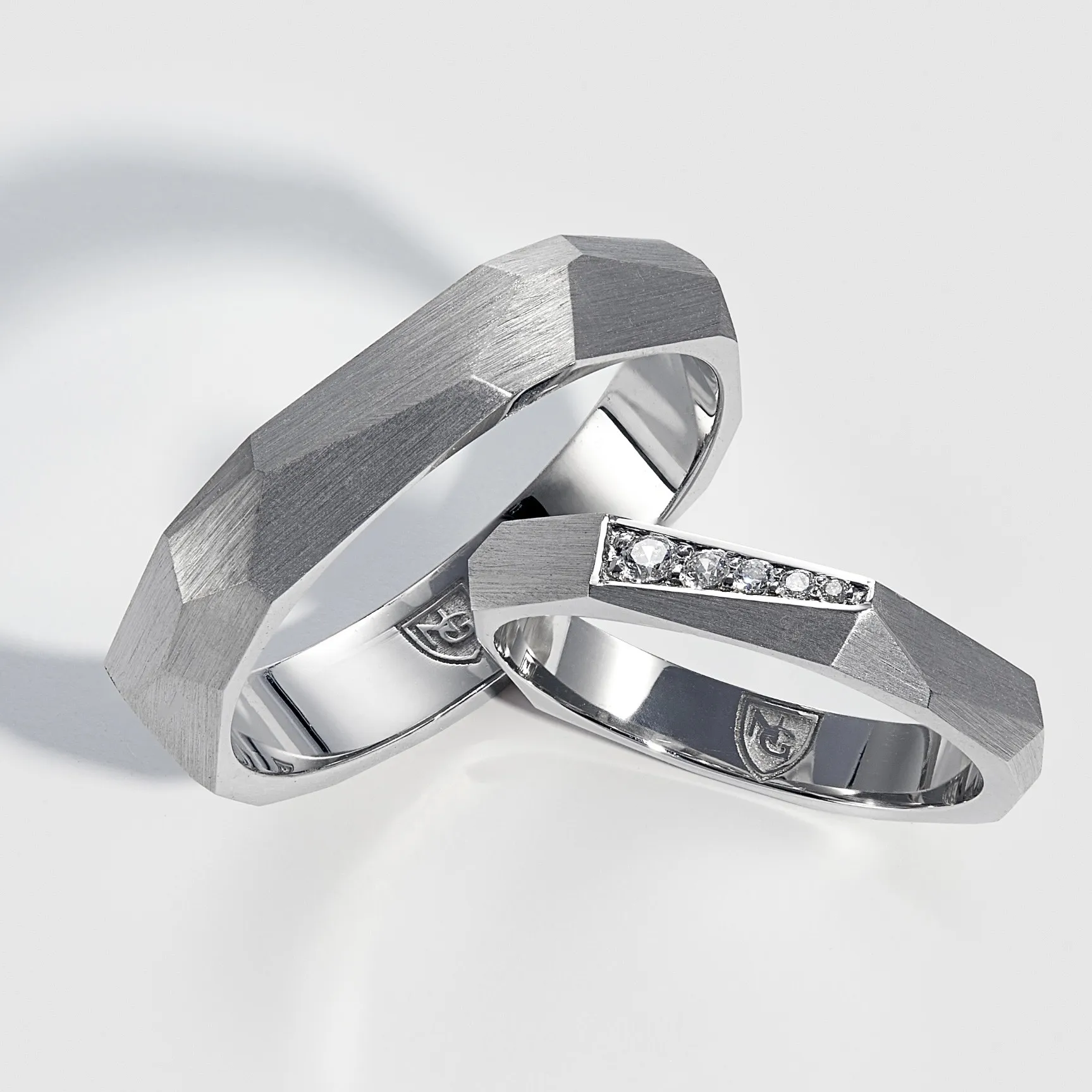 Граненые обручальные кольца из белого золота с бриллиантами Граненые обручальные кольца из белого золота с бриллиантами