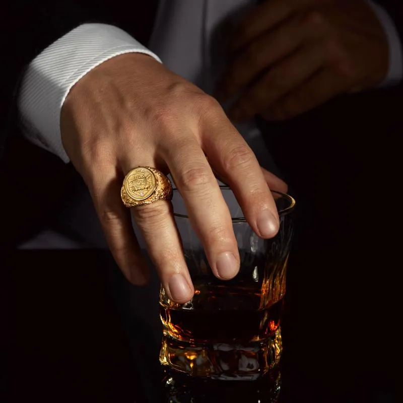 Золотая печатка с бриллиантом и личной символикой