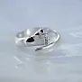 Легковесное серебряное кольцо с пяточкой ребёнка родированное серебро 925 пробы с фианитом (Вес: 2,5 гр.)