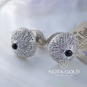 Ажурные золотые запонки из белого золота с агатом и гравировкой на латыни Fortes fortuna juiat (Вес 39,5 гр.)