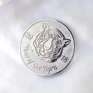Подарочная медаль из серебра с тигром, белкой и гравировкой по эскизу (вес 18,5 гр.)