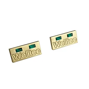 Значки Wеlltec из желтого золота с изумрудами (Вес 2,5 гр.)