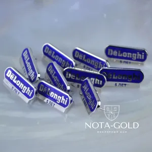 Партия серебряных значков с фирменной символикой для Компании Делонги (Вес: 3,5 гр.)