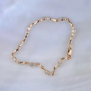 Женский браслет из красного золота с топазами и бриллиантами (Вес 5,5 гр.)