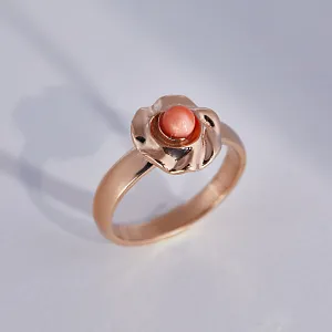 Женское кольцо из красного золота в виде цветка с кораллом (Вес 5,9 гр.)